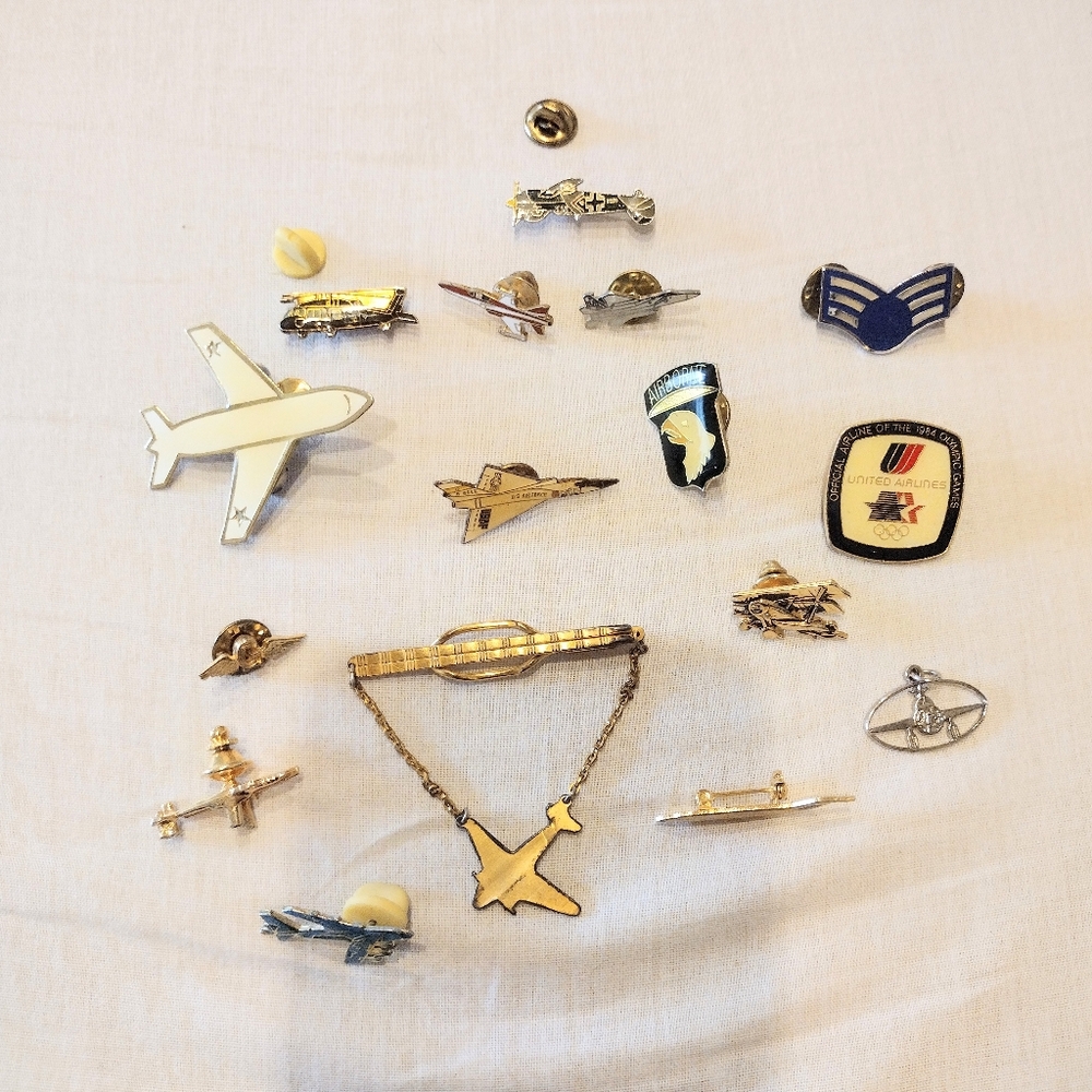 Lot of aeronautical vintage pins and tie tacs
